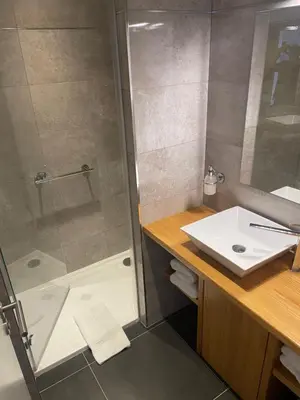 Salle de bains dans l'établissement Hôtel Victor Hugo