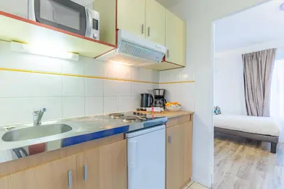 Cuisine ou kitchenette dans l'établissement Appart'City Classic Caen
