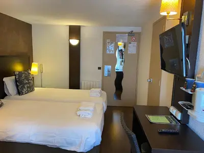 Télévision ou salle de divertissement dans l'établissement SHELDER Hôtel - CHERBOURG EN COTENTIN - Equeurdreville