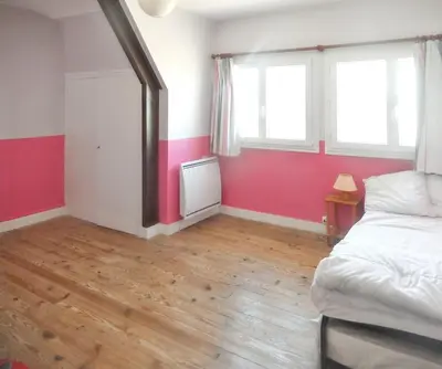 Un ou plusieurs lits dans un hébergement de l'établissement Maison spacieuse avec vue sur la mer à Arromanches-les-Bains