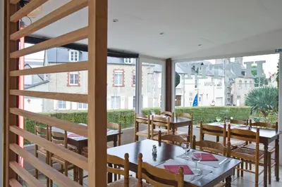 Restaurant ou autre lieu de restauration dans l'établissement Hotel du 6 juin