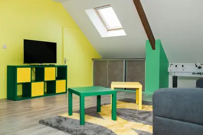Télévision ou salle de divertissement dans l'établissement Maison Bayeux 4 chambres