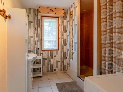 Salle de bains dans l'établissement Holiday Home Chez Lilo by Interhome