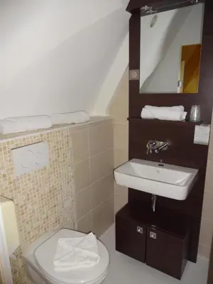 Salle de bains dans l'établissement Hôtel La Champagne Ardenne Cabourg