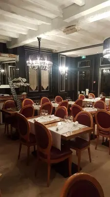 Coin salon dans l'établissement Hôtel La Champagne Ardenne Cabourg