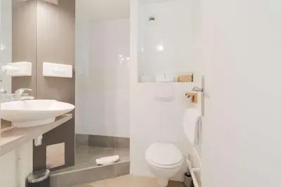 Salle de bains dans l'établissement Brit Hotel Alghotel