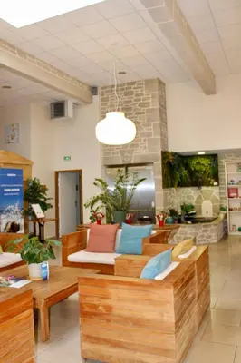 Coin salon dans l'établissement Brit Hotel Alghotel