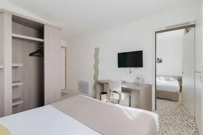 Un ou plusieurs lits dans un hébergement de l'établissement Brit Hotel Alghotel