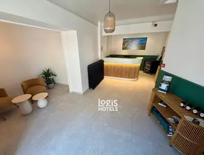 Télévision ou salle de divertissement dans l'établissement Logis Hôtel Au Moyne de Saire