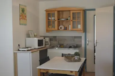 Cuisine ou kitchenette dans l'établissement Gîte 3 places- Le Tombelaine la Tanière Le mont saint michel