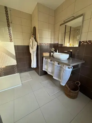 Salle de bains dans l'établissement L'Orée du Mont proche du mont saint Michel
