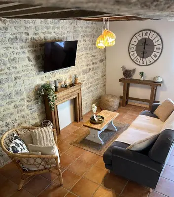 Télévision ou salle de divertissement dans l'établissement La Naomath - Maison d'hôtes, Hébergement insolite & Gîte