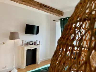 Télévision ou salle de divertissement dans l'établissement La Naomath - Maison d'hôtes, Hébergement insolite & Gîte