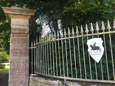 Certificat, récompense, panneau ou autre document affiché dans l'établissement Les Escuries, dépendances du Château