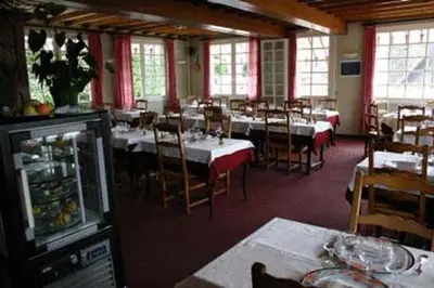Restaurant ou autre lieu de restauration dans l'établissement Logis Hotel Restaurant Du Commerce