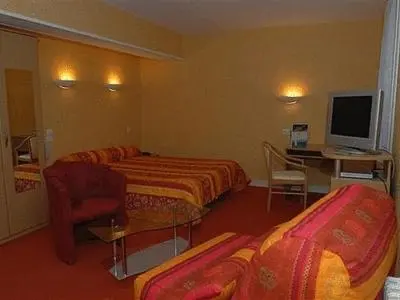 Télévision ou salle de divertissement dans l'établissement Logis Hotel Restaurant Du Commerce