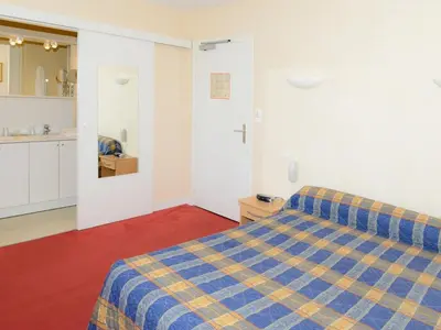 Un ou plusieurs lits dans un hébergement de l'établissement Logis Hotel Restaurant Du Commerce