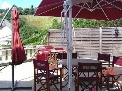 Terrasse ou espace extérieur de l'établissement Logis Hotel Restaurant Du Commerce