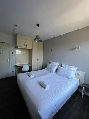 Un ou plusieurs lits dans un hébergement de l'établissement Contact Hotel Les Montois