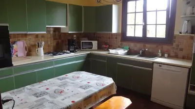 Cuisine ou kitchenette dans l'établissement Maison de vacances