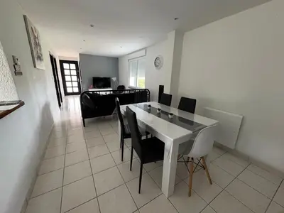 Télévision ou salle de divertissement dans l'établissement La Petite Baie
