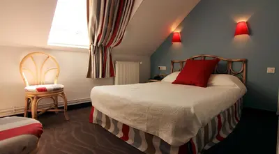 Un ou plusieurs lits dans un hébergement de l'établissement Logis Hotel Les Fuchsias