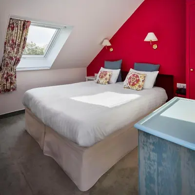 Un ou plusieurs lits dans un hébergement de l'établissement Logis Hotel Les Fuchsias
