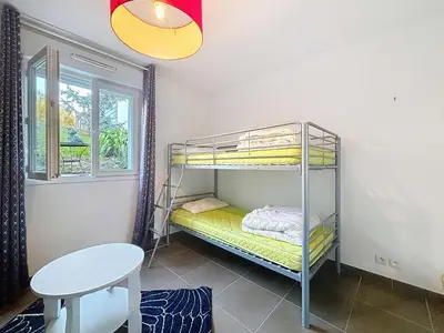 Un ou plusieurs lits dans un hébergement de l'établissement Villa à 150m de la plage avec piscine et WiFi gratuit - FR-1-361-8