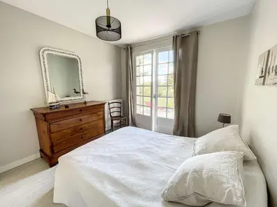 Un ou plusieurs lits dans un hébergement de l'établissement Maison de charme à 150m de la plage avec jardin, 6-8 pers, Kairon Plage - FR-1-361-56