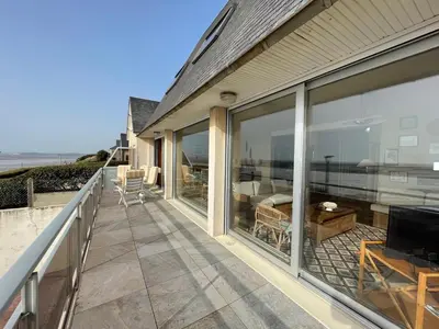 Balcon ou terrasse dans l'établissement Villa bord de mer avec jardin et Wifi gratuit - FR-1-361-76