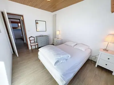 Un ou plusieurs lits dans un hébergement de l'établissement Villa bord de mer avec jardin et Wifi gratuit - FR-1-361-76