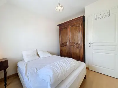 Un ou plusieurs lits dans un hébergement de l'établissement Appartement 3P avec Ascenseur, Parking et Proche Plage à Granville - FR-1-361-59