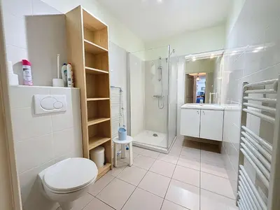 Salle de bains dans l'établissement Appartement 3P avec Ascenseur, Parking et Proche Plage à Granville - FR-1-361-59