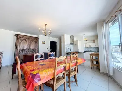 Cuisine ou kitchenette dans l'établissement Appartement 3P avec Ascenseur, Parking et Proche Plage à Granville - FR-1-361-59
