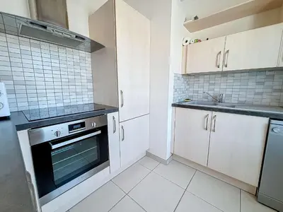 Cuisine ou kitchenette dans l'établissement Appartement 3P avec Ascenseur, Parking et Proche Plage à Granville - FR-1-361-59