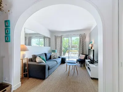 Coin salon dans l'établissement Jolie maison à 400m de la plage, proche centre-ville, avec terrasse et wifi gratuit - FR-1-361-55