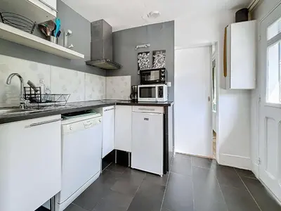 Cuisine ou kitchenette dans l'établissement Jolie maison à 400m de la plage, proche centre-ville, avec terrasse et wifi gratuit - FR-1-361-55
