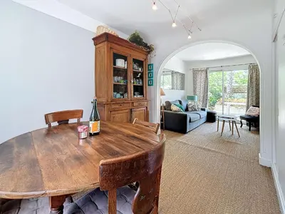 Coin salon dans l'établissement Jolie maison à 400m de la plage, proche centre-ville, avec terrasse et wifi gratuit - FR-1-361-55