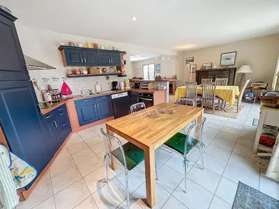 Cuisine ou kitchenette dans l'établissement Villa contemporaine: terrasse, jardin clos, 4 chambres, proche mer et attractions - FR-1-361-74