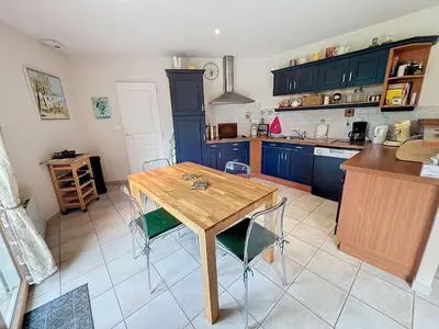 Cuisine ou kitchenette dans l'établissement Villa contemporaine: terrasse, jardin clos, 4 chambres, proche mer et attractions - FR-1-361-74