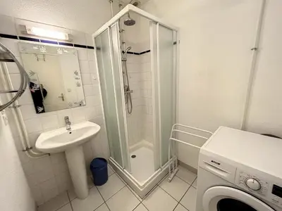 Salle de bains dans l'établissement Charmante maison à 150m de la plage, 2 chambres, jardinet, proche Jullouville et St Pair-sur-Mer - FR-1-361-33