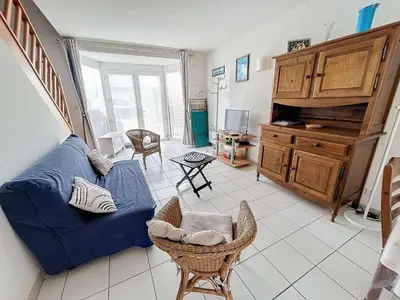 Coin salon dans l'établissement Charmante maison à 150m de la plage, 2 chambres, jardinet, proche Jullouville et St Pair-sur-Mer - FR-1-361-33