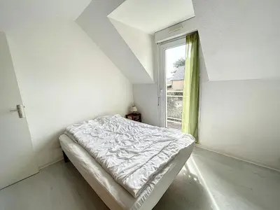 Un ou plusieurs lits dans un hébergement de l'établissement Charmante maison à 150m de la plage, 2 chambres, jardinet, proche Jullouville et St Pair-sur-Mer - FR-1-361-33