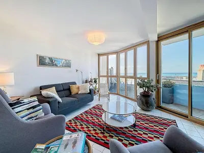 Coin salon dans l'établissement Appartement lumineux avec ascenseur, balcon et wifi gratuit à Granville - FR-1-361-123