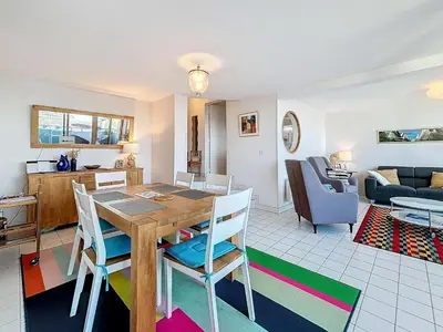 Cuisine ou kitchenette dans l'établissement Appartement lumineux avec ascenseur, balcon et wifi gratuit à Granville - FR-1-361-123