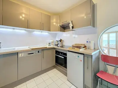 Cuisine ou kitchenette dans l'établissement Appartement lumineux avec ascenseur, balcon et wifi gratuit à Granville - FR-1-361-123