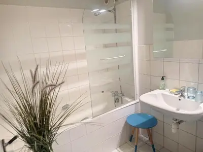 Salle de bains dans l'établissement Appartement lumineux avec ascenseur, balcon et wifi gratuit à Granville - FR-1-361-123