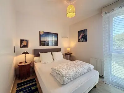 Un ou plusieurs lits dans un hébergement de l'établissement Appartement central avec balcon, parking privé - FR-1-361-66