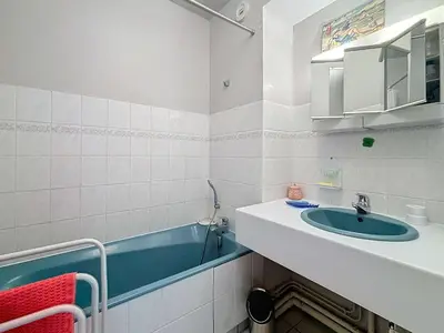 Salle de bains dans l'établissement Appartement central avec balcon, parking privé - FR-1-361-66