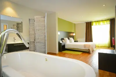 Un ou plusieurs lits dans un hébergement de l'établissement Logis Hôtel Restaurant l'Auberge Normande